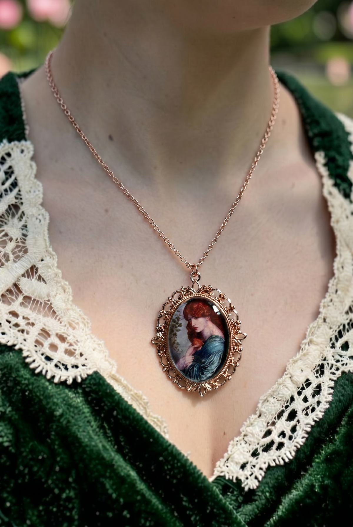 Collana indossata, ciondolo ovale in bronzo con Proserpina di Rossetti, dipinto preraffaellita di donna col melograno, artigianato, Italia