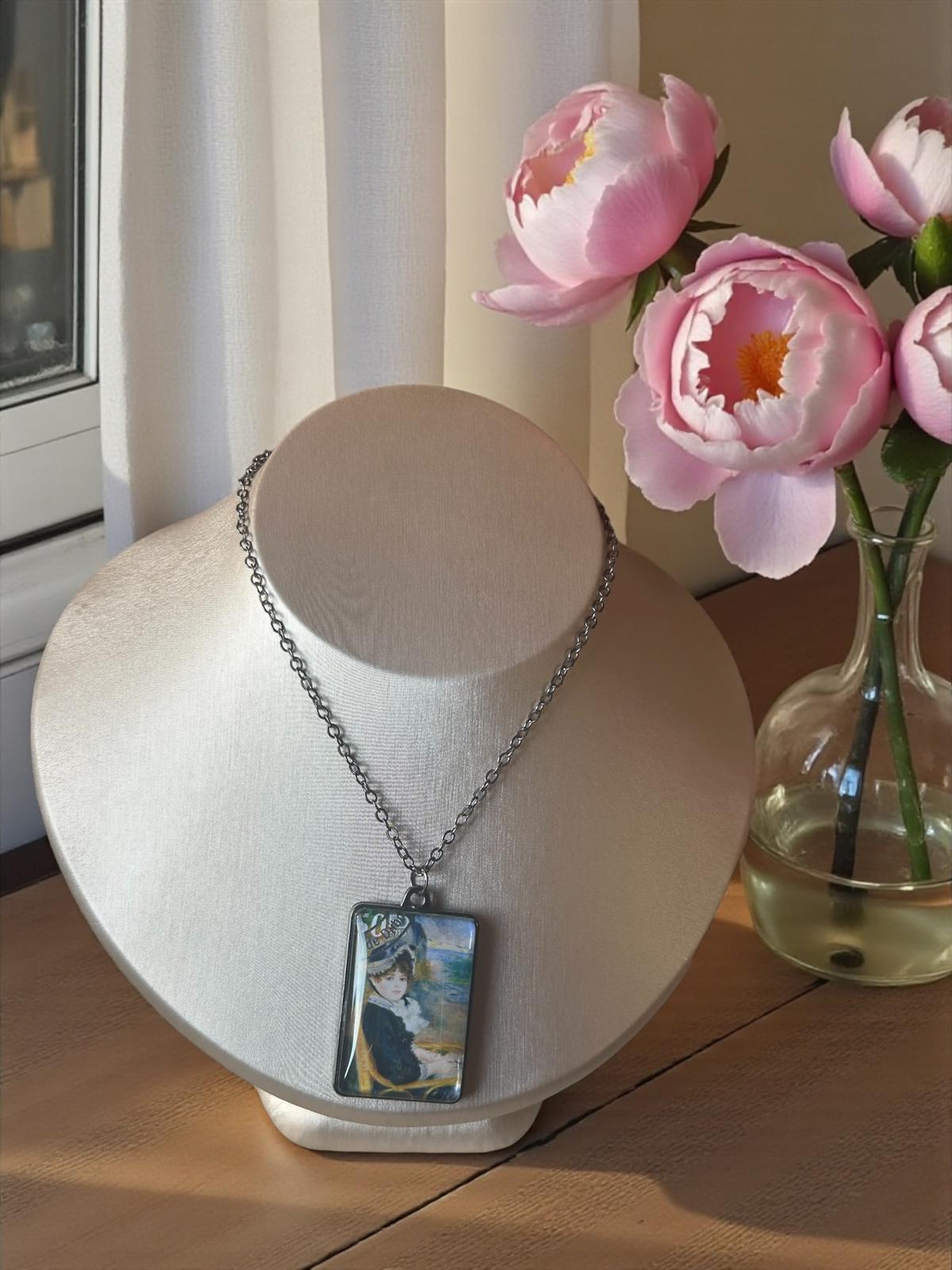 Collana Lady Nostalgia dedicata a Renoir con il dipinto «In riva al mare», composizione flat lay, artigianato, Italia