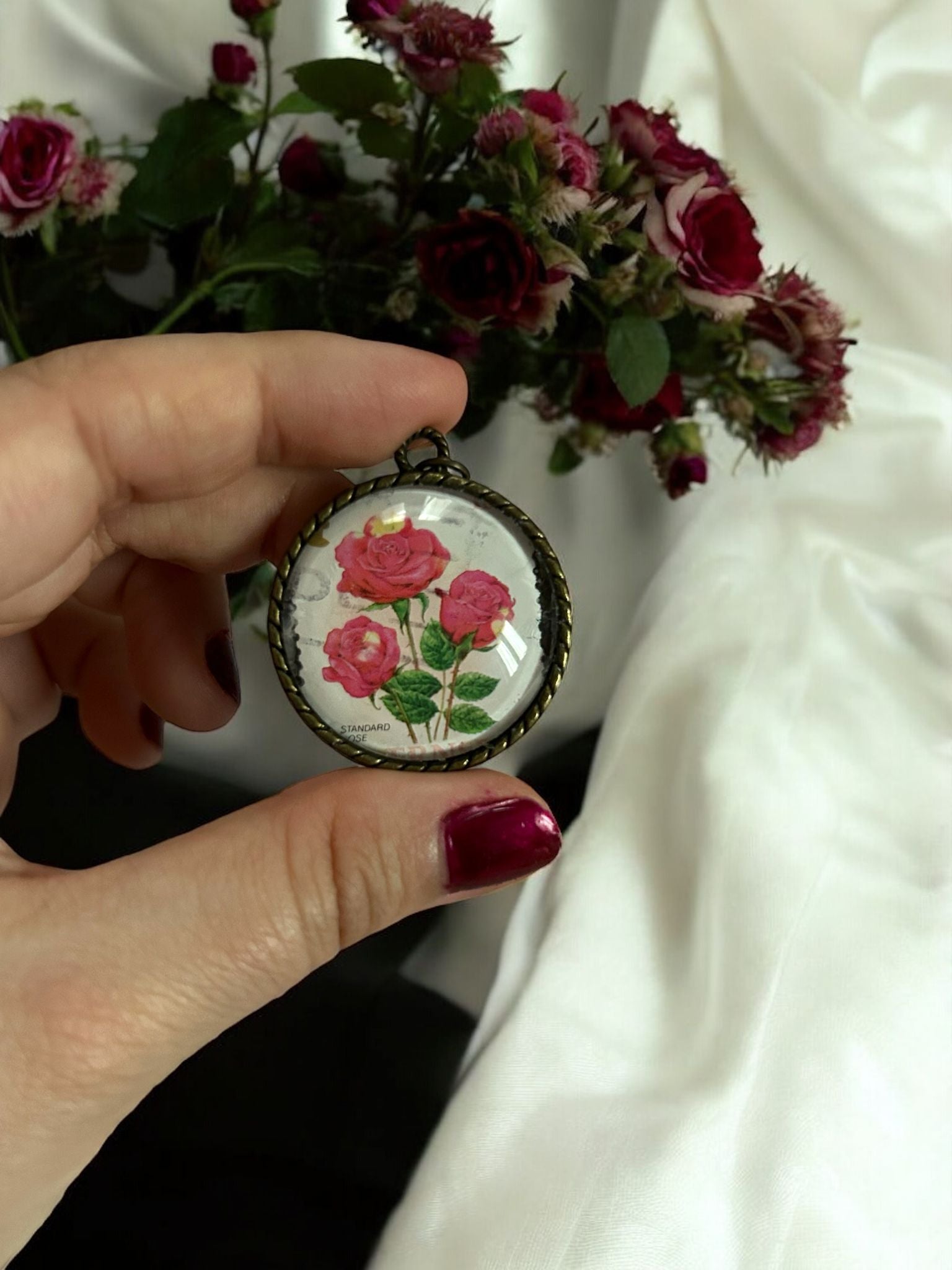 COLLANA ROSE ROSSE DI GUERNSEY - BELLEZZA INDOMITA - Lady Nostalgia