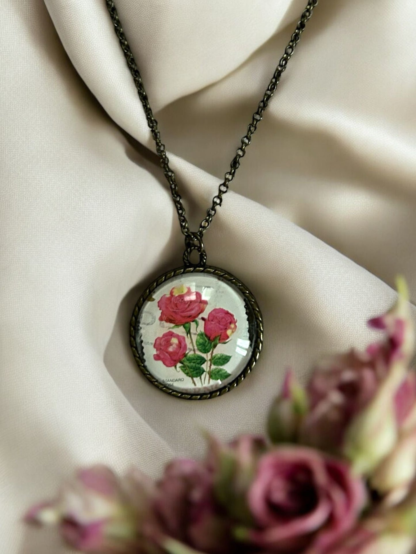 COLLANA ROSE ROSSE DI GUERNSEY - BELLEZZA INDOMITA - Lady Nostalgia