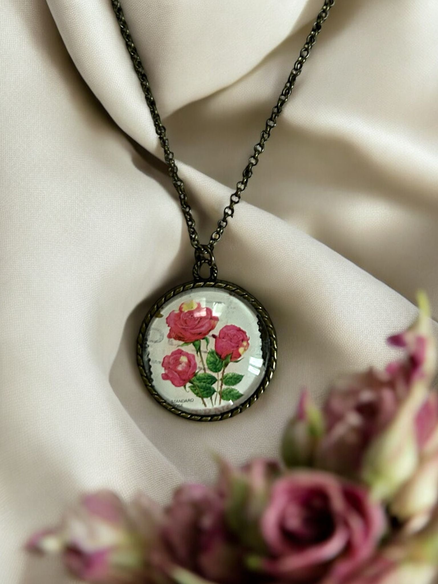 COLLANA ROSE ROSSE DI GUERNSEY - BELLEZZA INDOMITA - Lady Nostalgia