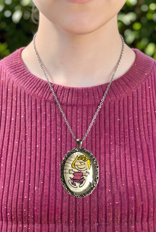 Collana artigianale indossata con francobollo americano di Sally dei Peanuts, cornice ovale argentata, Italia