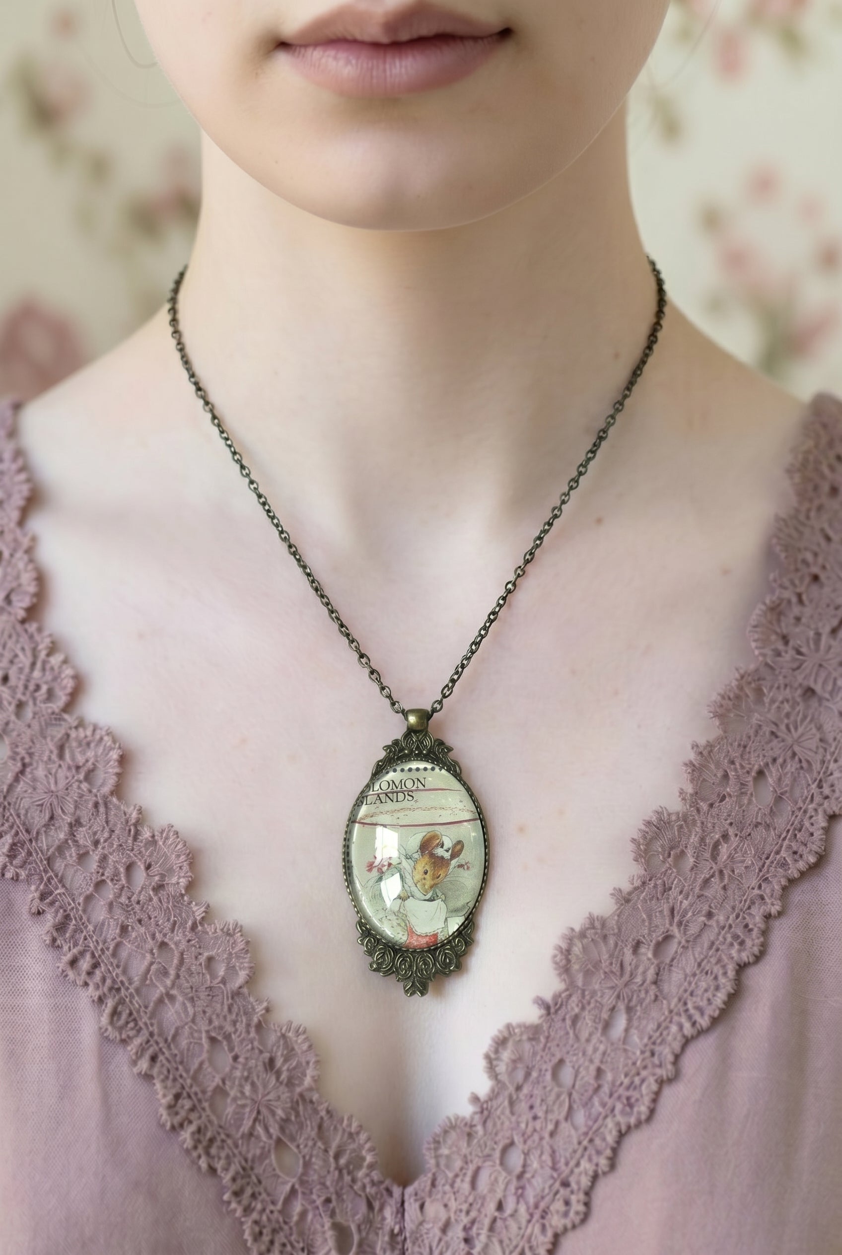 Collana con francobollo del sarto di Gloucester di Beatrix Potter, topolina con cuffietta, cornice ovale in bronzo a filigrana e rose, indossata