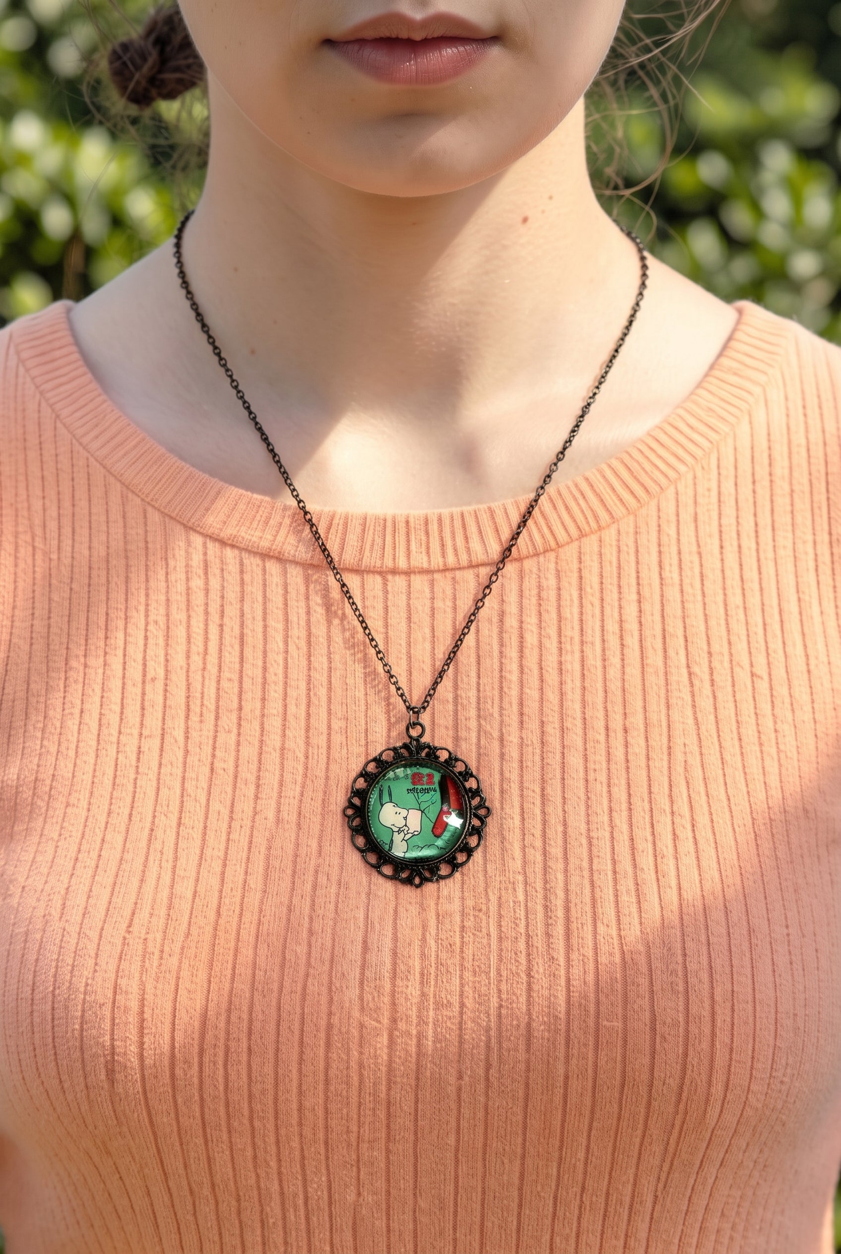 Collana artigianale indossata con francobollo giapponese di Snoopy che imbuca una lettera, cornice bronzo, Italia
