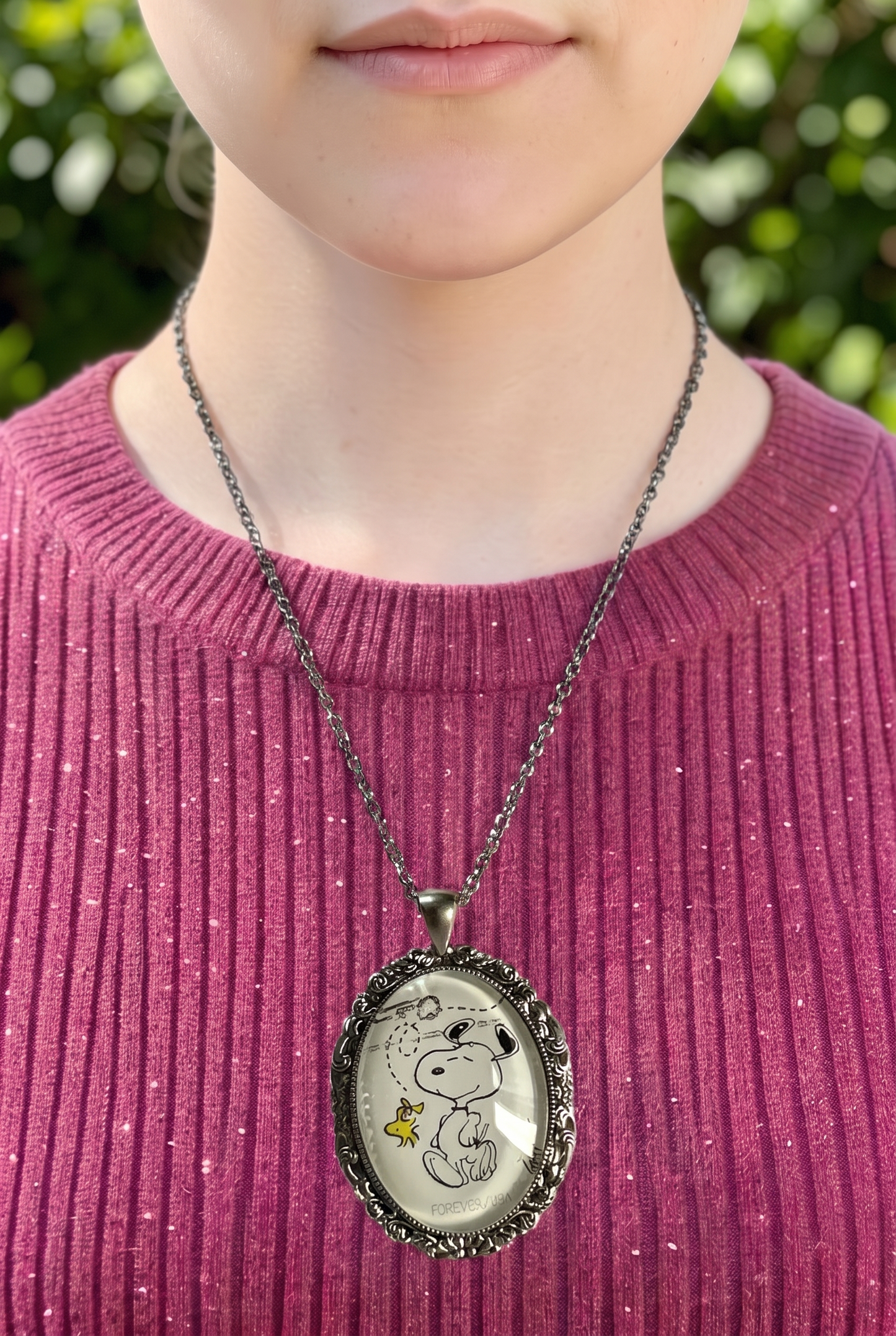 Collana artigianale indossata con francobollo americano di Snoopy e Woodstock, ciondolo ovale argentato, Italia