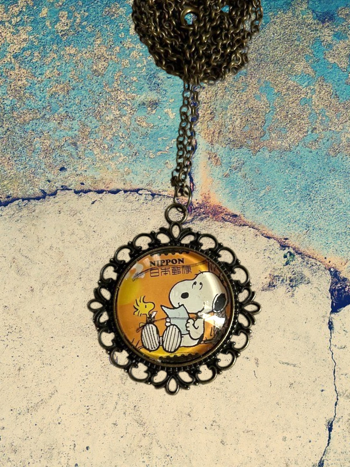 Collana artigianale italiana con francobollo giapponese di Snoopy e Woodstock, cornice bronzo traforata