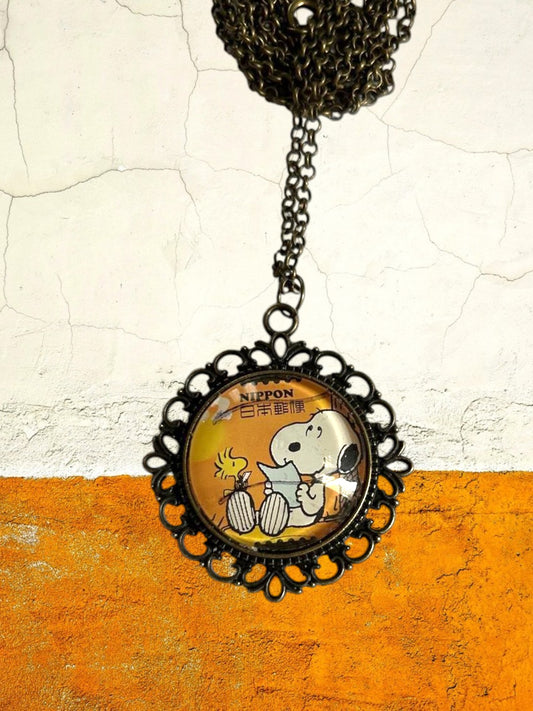 Collana artigianale con francobollo Snoopy e Woodstock dei Peanuts, idea regalo, cornice bronzo, Italia