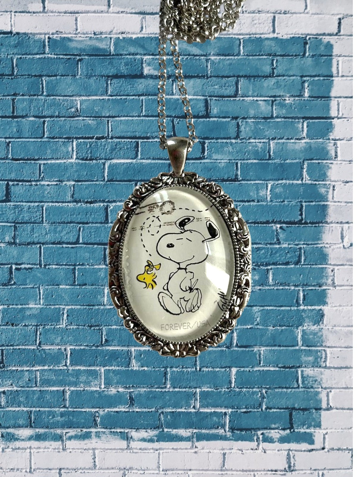 Collana artigianale italiana con francobollo americano di Snoopy e Woodstock, cornice ovale argentata lavorata