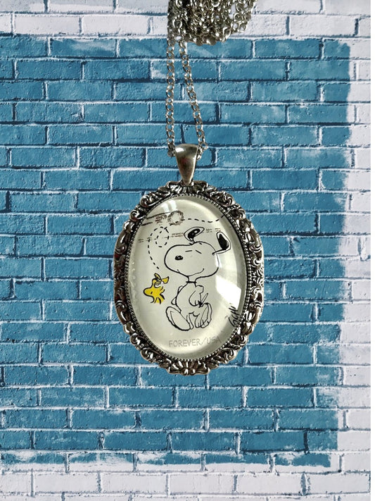 Collana artigianale italiana con francobollo americano di Snoopy e Woodstock, cornice ovale argentata lavorata