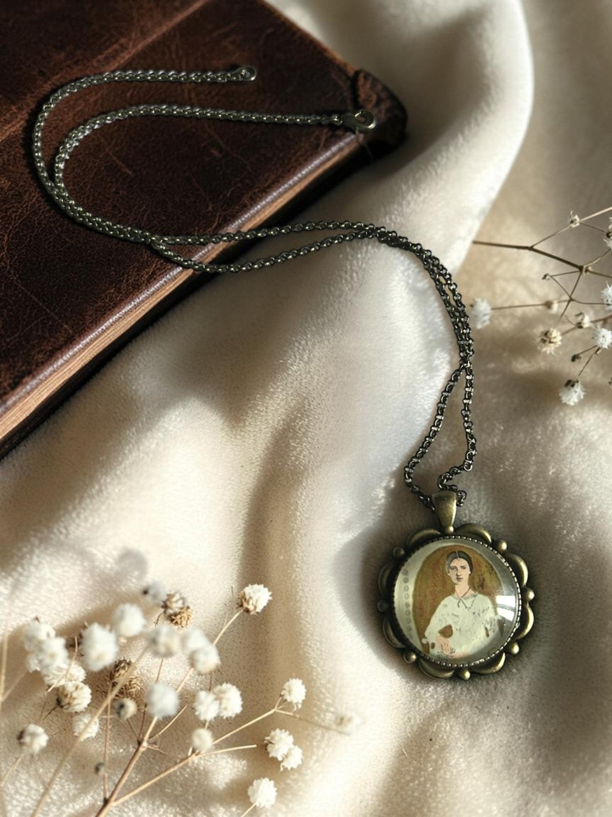 Collana con il francobollo americano del 1971 dedicato a Emily Dickinson, la poetessa dalle quasi milleottocento liriche nascoste.
