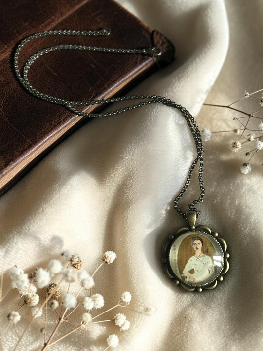 Collana con il francobollo americano del 1971 dedicato a Emily Dickinson, la poetessa dalle quasi milleottocento liriche nascoste.