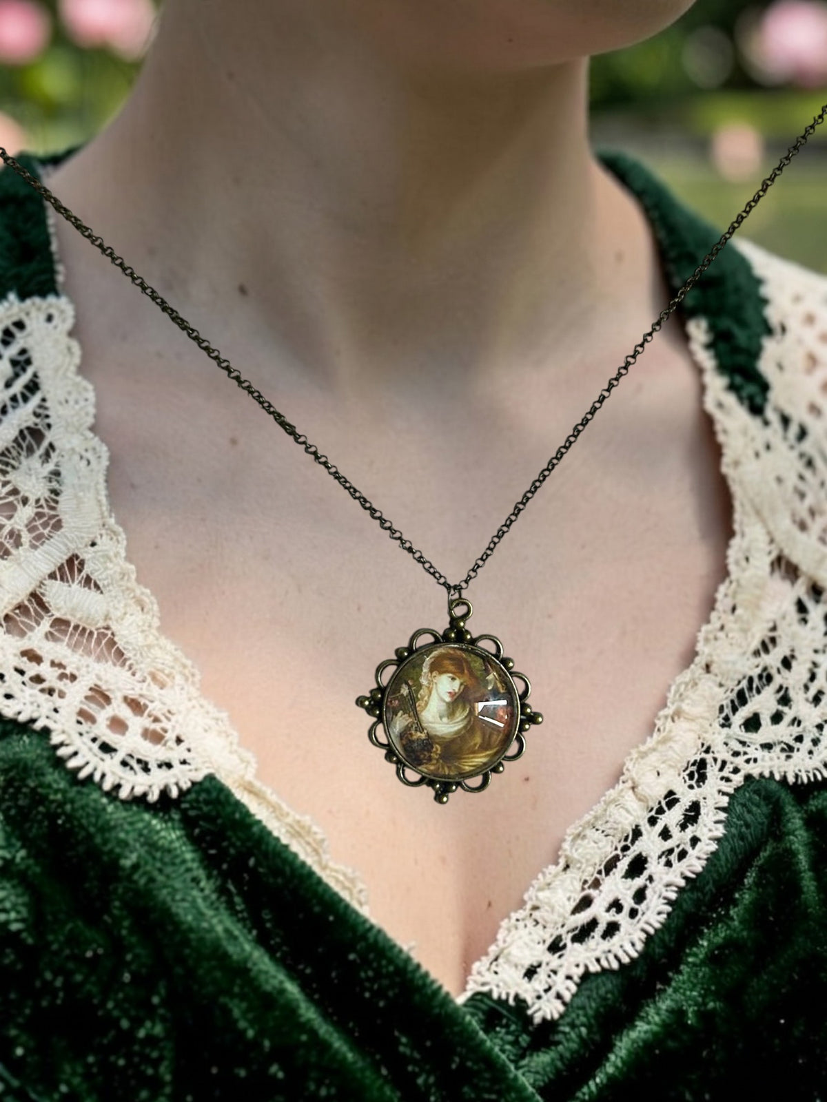 Collana indossata, ciondolo tondo in bronzo con La Vedova Romana di Rossetti, dipinto preraffaellita di donna con arpa, artigianato, Italia