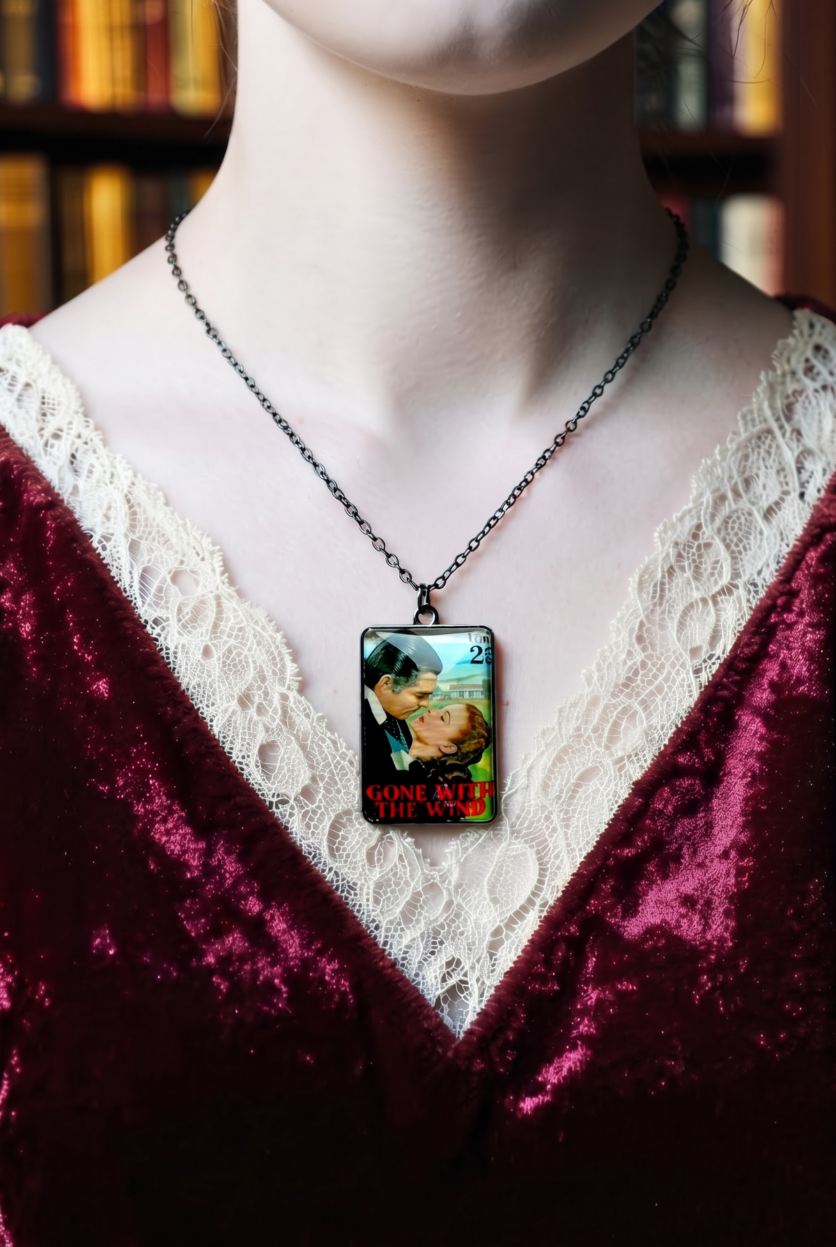 Collana Via col vento su velluto bordeaux, ciondolo rettangolare gun black, creazione artigianale italiana con francobollo USA