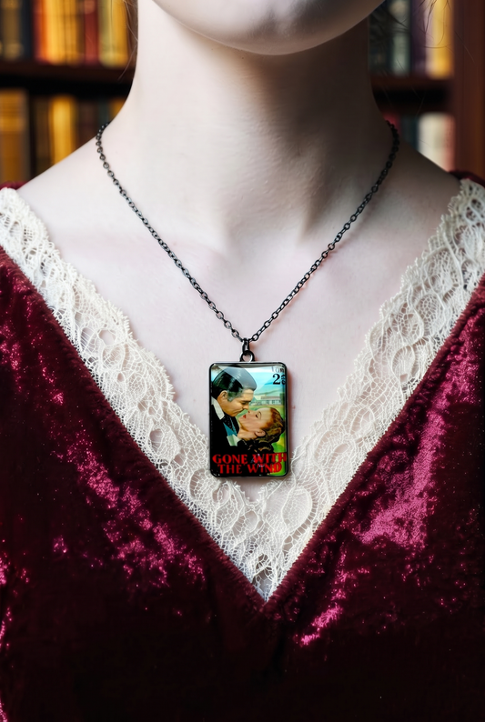 Collana Via col vento su velluto bordeaux, ciondolo rettangolare gun black, creazione artigianale italiana con francobollo USA