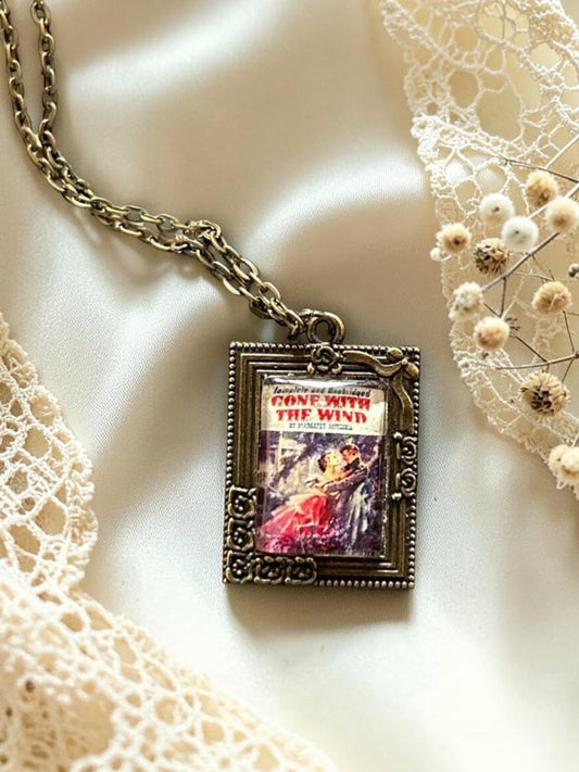 Collana artigianale italiana Via col vento, ciondolo libro con la copertina del romanzo di Margaret Mitchell in bronzo