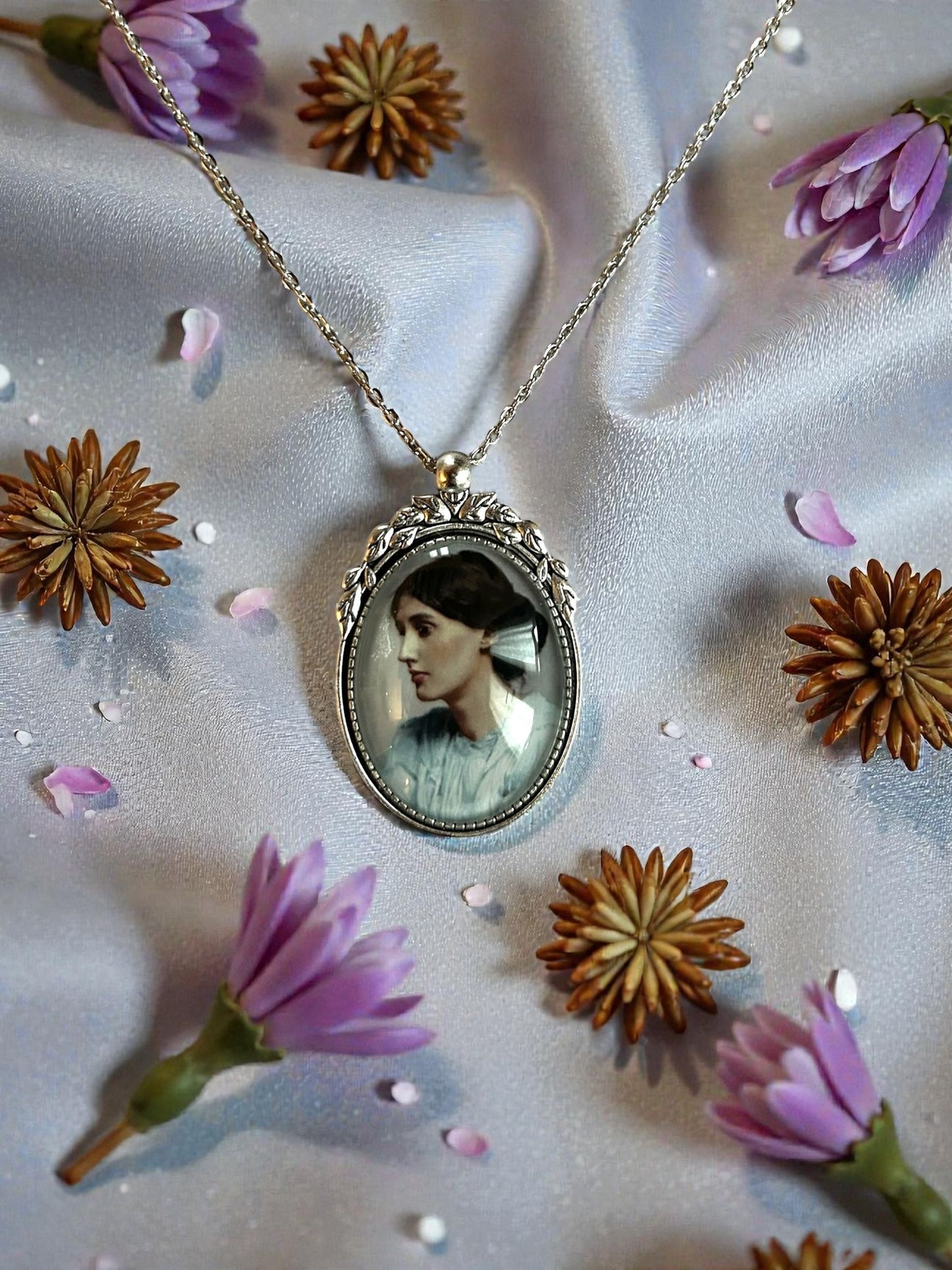 Collana ovale Lady Nostalgia con il ritratto fotografico del 1902 di Virginia Woolf da giovane, sguardo di lato.