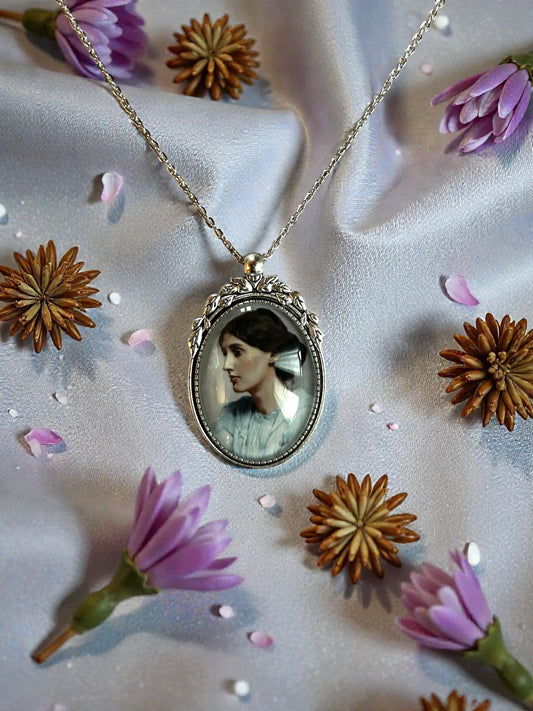 Collana ovale Lady Nostalgia con il ritratto fotografico del 1902 di Virginia Woolf da giovane, sguardo di lato.