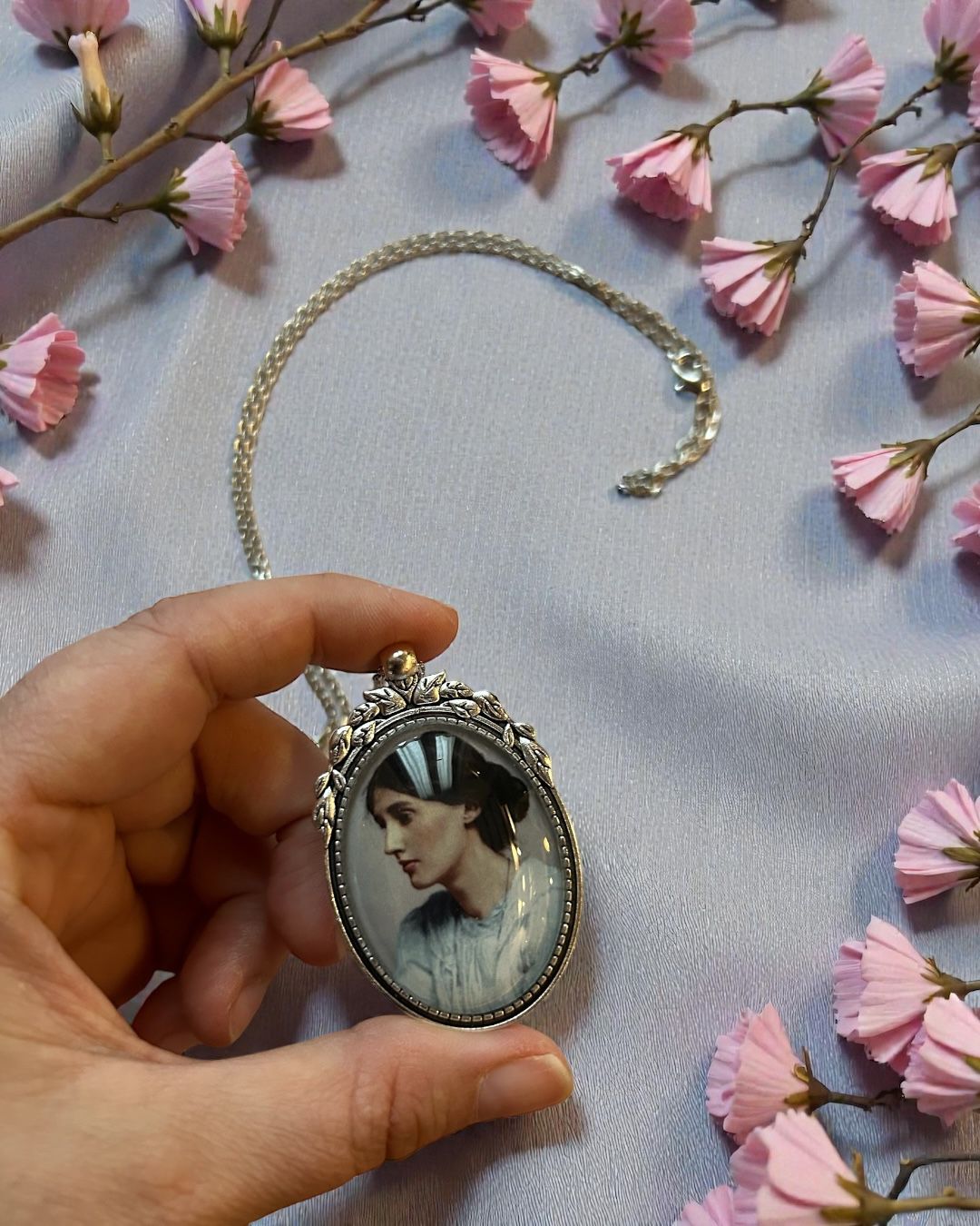 Collana ovale Lady Nostalgia con il ritratto fotografico del 1902 di Virginia Woolf da giovane, sguardo di lato.
