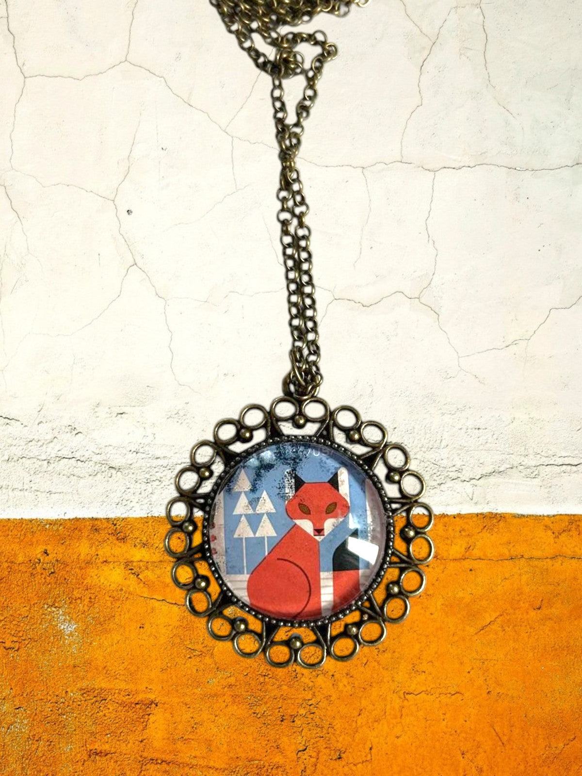 Collana artigianale italiana con francobollo americano di una volpe in stile grafico, design moderno, cornice bronzo