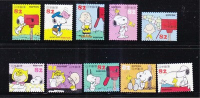 Francobolli giapponesi con Snoopy, Woodstock e i personaggi dei Peanuts di Charles Schulz
