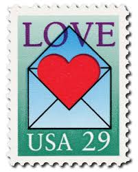 Il francobollo americano Love con la busta azzurra e il cuore rosso