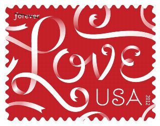 Il francobollo americano Love con la scritta in corsivo bianco su fondo rosso