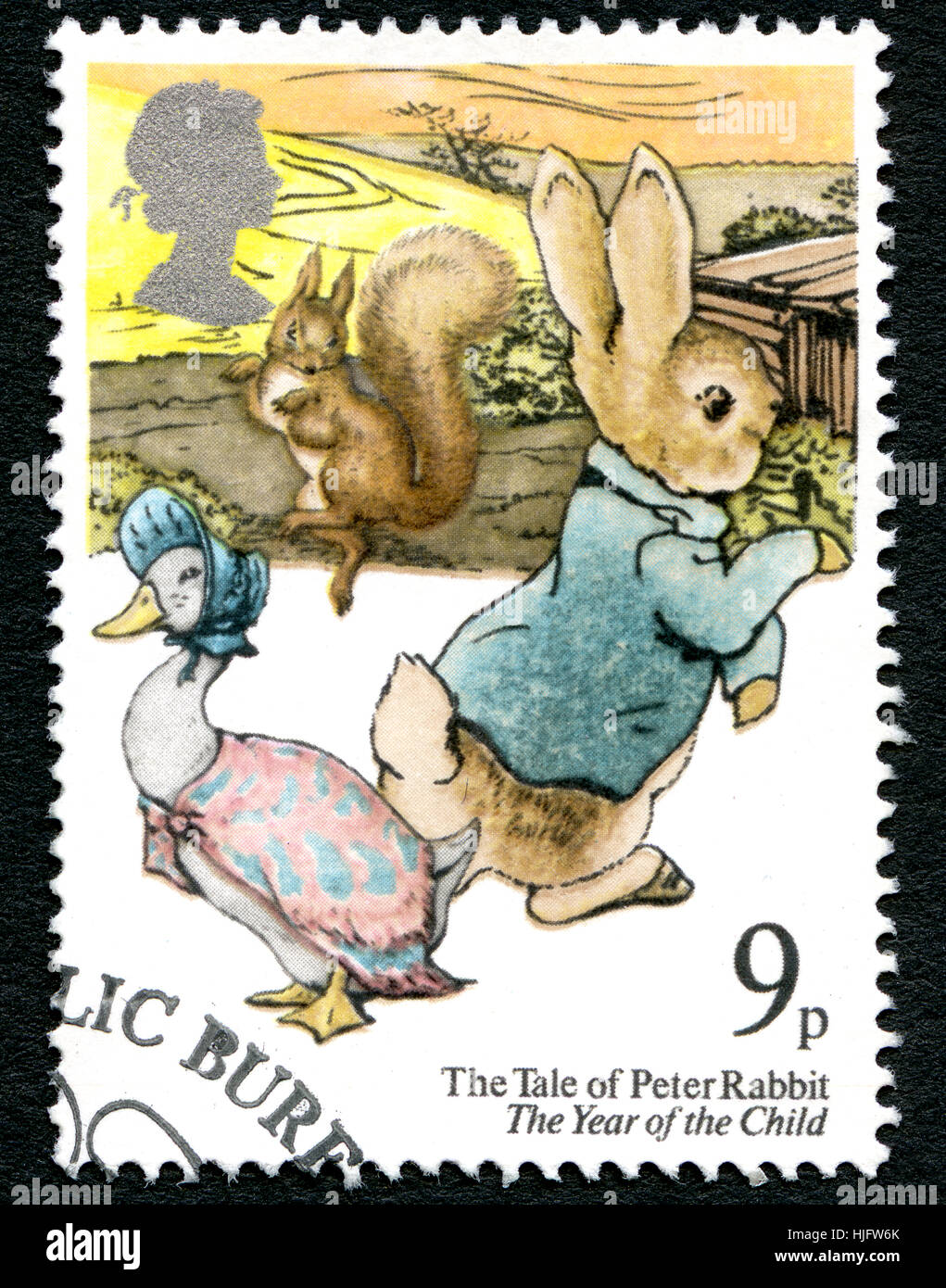 Collana con francobollo d'epoca inglese del 1979 di Peter Rabbit di Beatrix Potter, cornice ovale in bronzo a filigrana, indossata