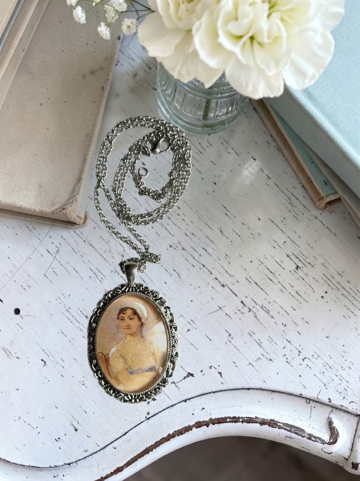 Grande ciondolo ovale artigianale con ritratto di Jane Austen in argento, in piano, Italia
