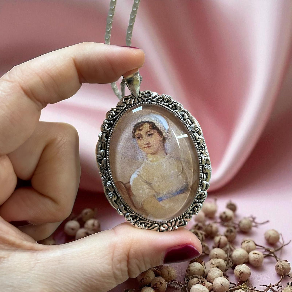 Grande ciondolo ovale artigianale con ritratto di Jane Austen, montatura in argento, Italia