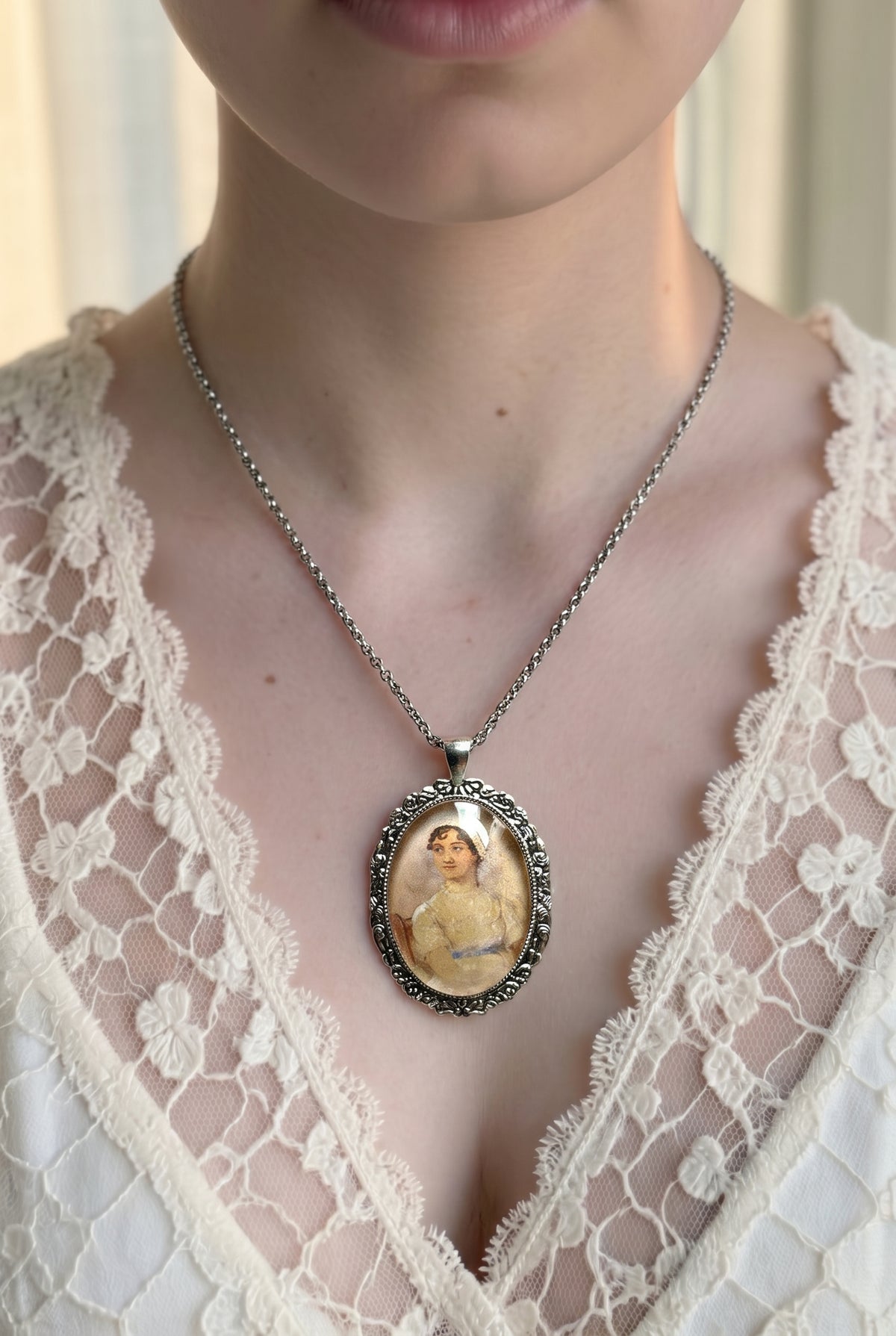 Collana artigianale indossata, grande ciondolo ovale con ritratto di Jane Austen, argento, Italia