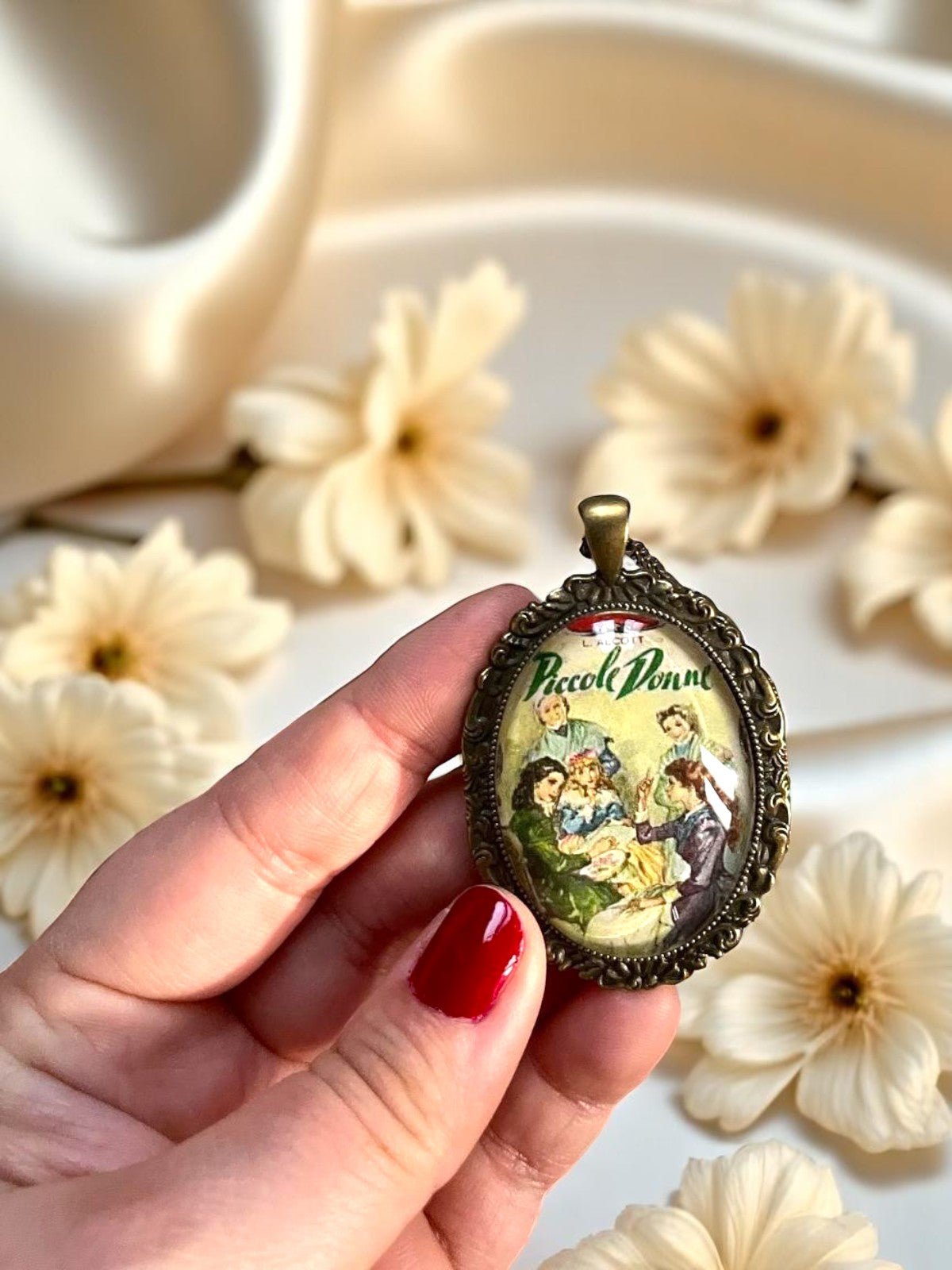 Collana con la copertina vintage di Piccole Donne di Louisa May Alcott: il romanzo delle sorelle March, da tenere vicino al cuore.
