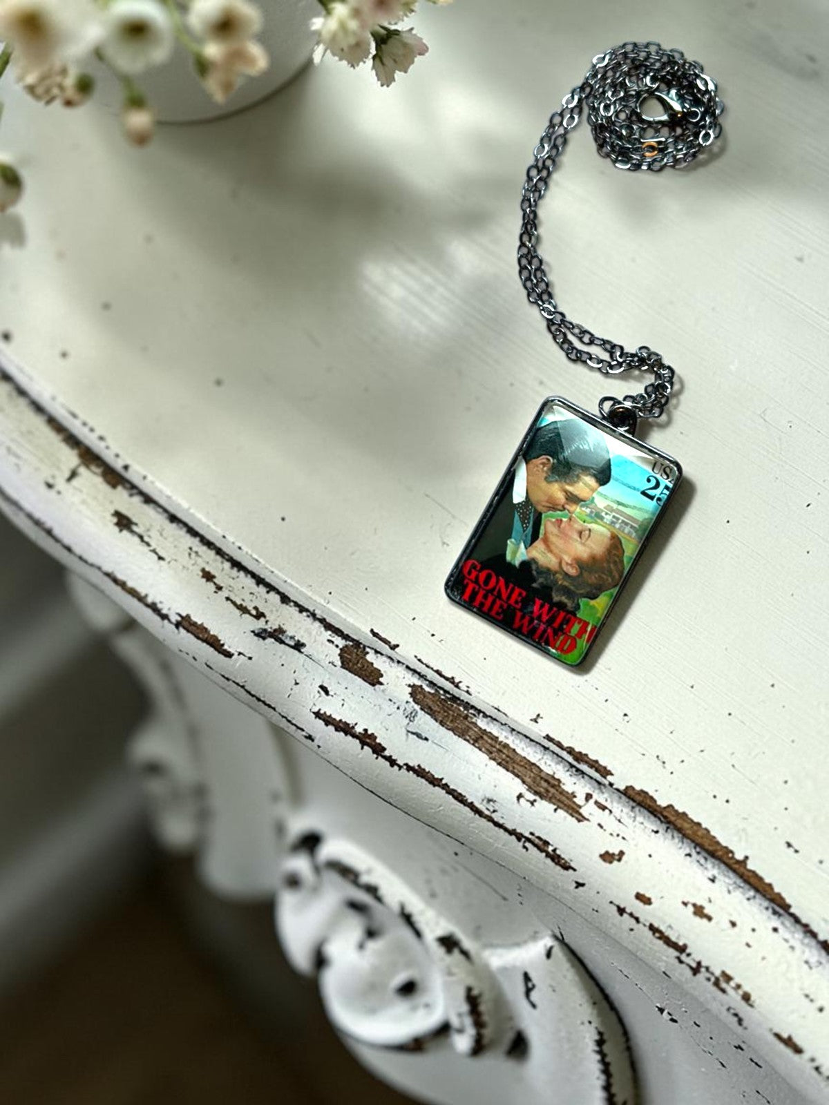 Ciondolo Via col vento con francobollo USA del 1990, cornice rettangolare gun black, collana artigianale italiana