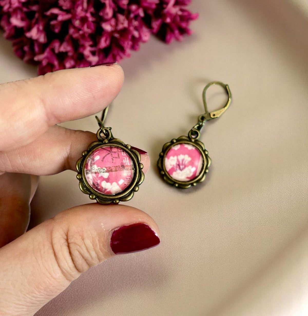 Orecchini tondi color bronzo con fiori rosa da un francobollo giapponese, su raso con fiori rosa, artigianato, Italia