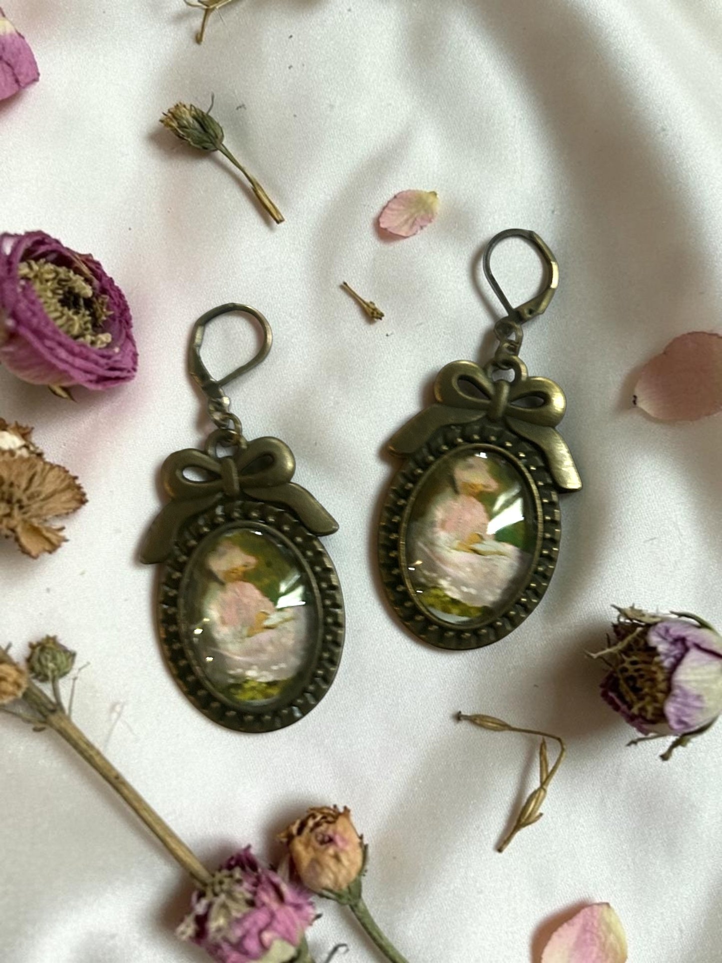 Orecchini pendenti Lady Nostalgia con francobollo del dipinto La Primavera di Monet e fiocco in bronzo.
