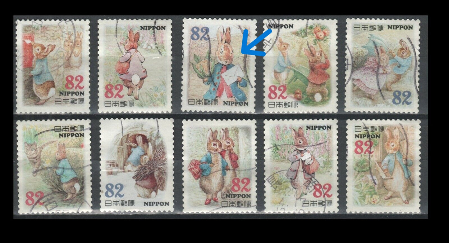 Segnalibro con ciondolo ovale in bronzo e francobollo giapponese di Peter Rabbit elegante all'appuntamento, di Beatrix Potter