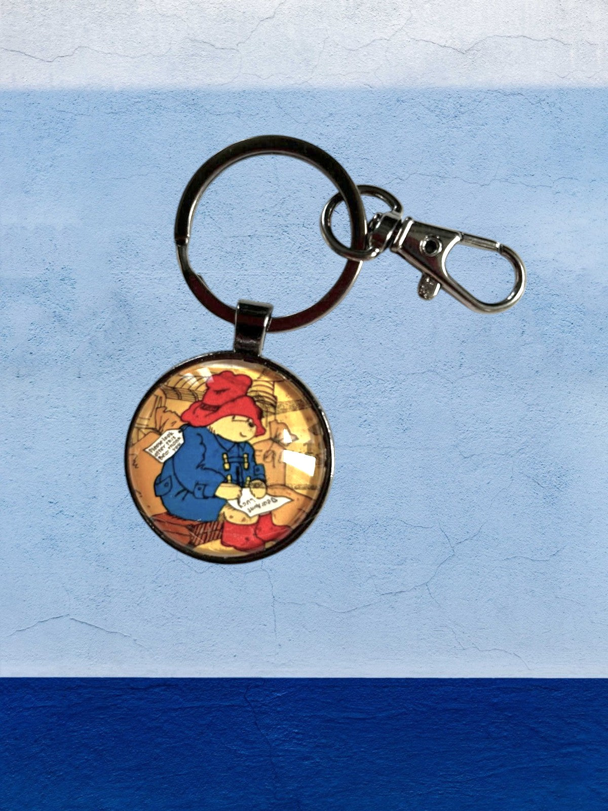 Portachiavi artigianale con l'orsetto Paddington in stazione, da francobollo inglese del 1994