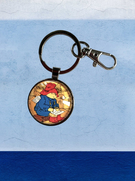 Portachiavi artigianale con l'orsetto Paddington in stazione, da francobollo inglese del 1994