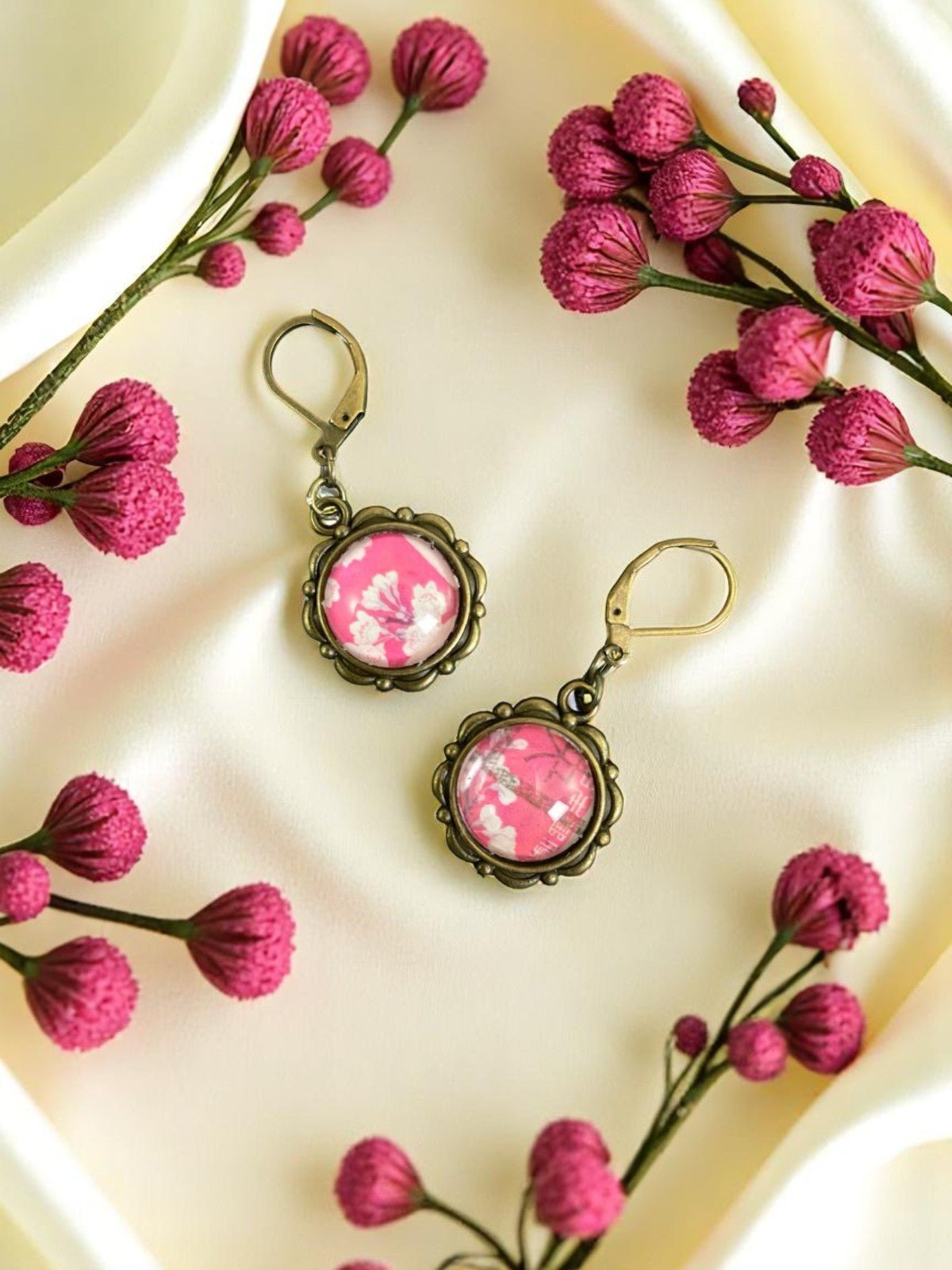 Orecchini con fiori rosa da francobollo giapponese del 1968 tenuti in mano, montatura tonda bronzo, artigianato, Italia