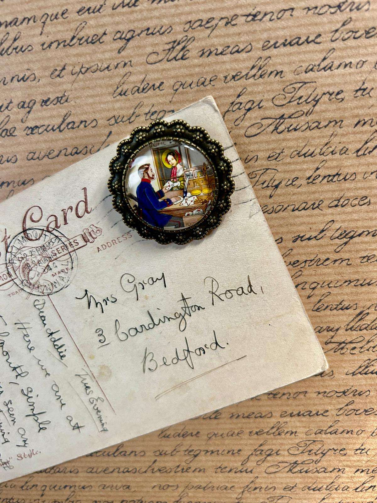 Spilla "Allo Sportello Postale" - Francobollo Tedesco 1979 - Lady Nostalgia