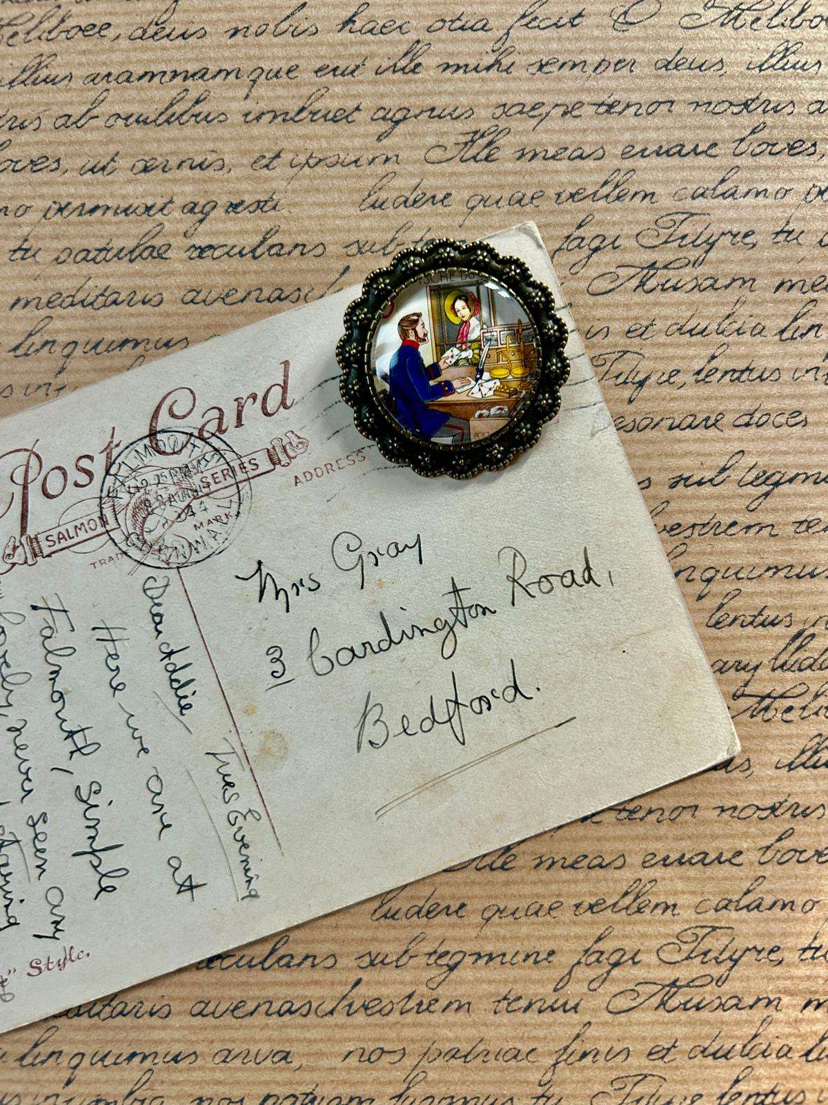 Spilla "Allo Sportello Postale" - Francobollo Tedesco 1979 - Lady Nostalgia