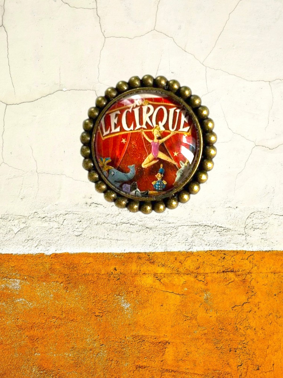 Spilla artigianale italiana con francobollo del circo, piccolo manifesto in cornice bronzo