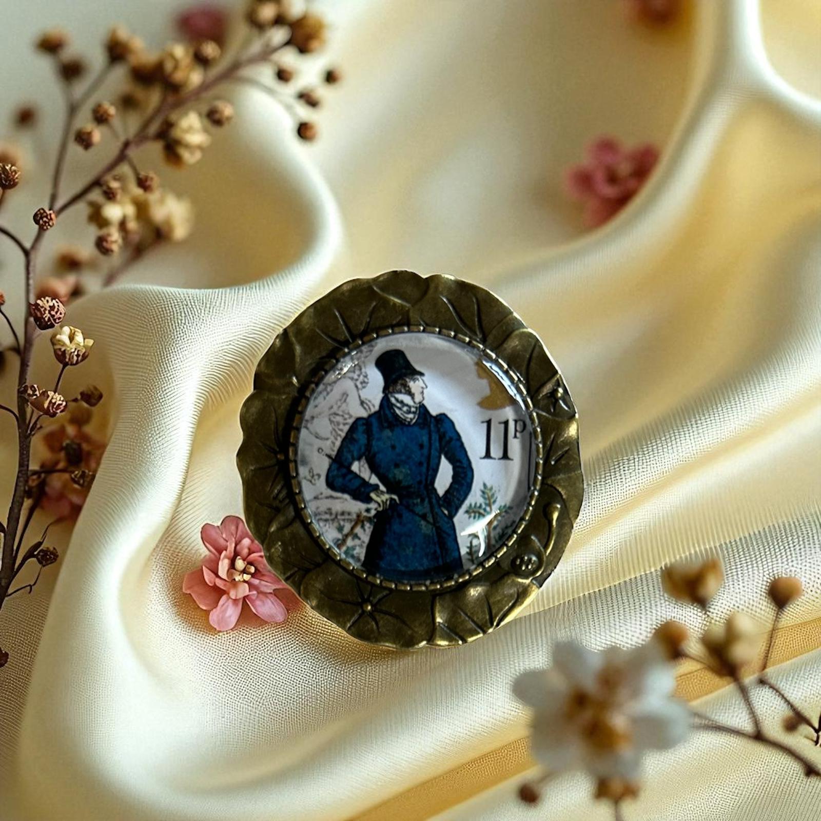 Spilla - Collana 2 in 1 Jane Austen Mr. Darcy Francobollo - Lady Nostalgia