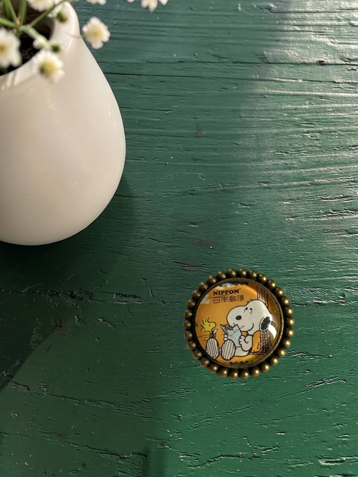 Spilla artigianale italiana con francobollo di Snoopy e Woodstock, pezzo unico con annullo postale
