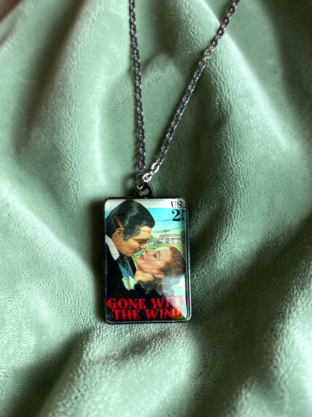 Collana artigianale italiana Via col vento con francobollo del 1990, Rhett e Rossella, ciondolo rettangolare gun black