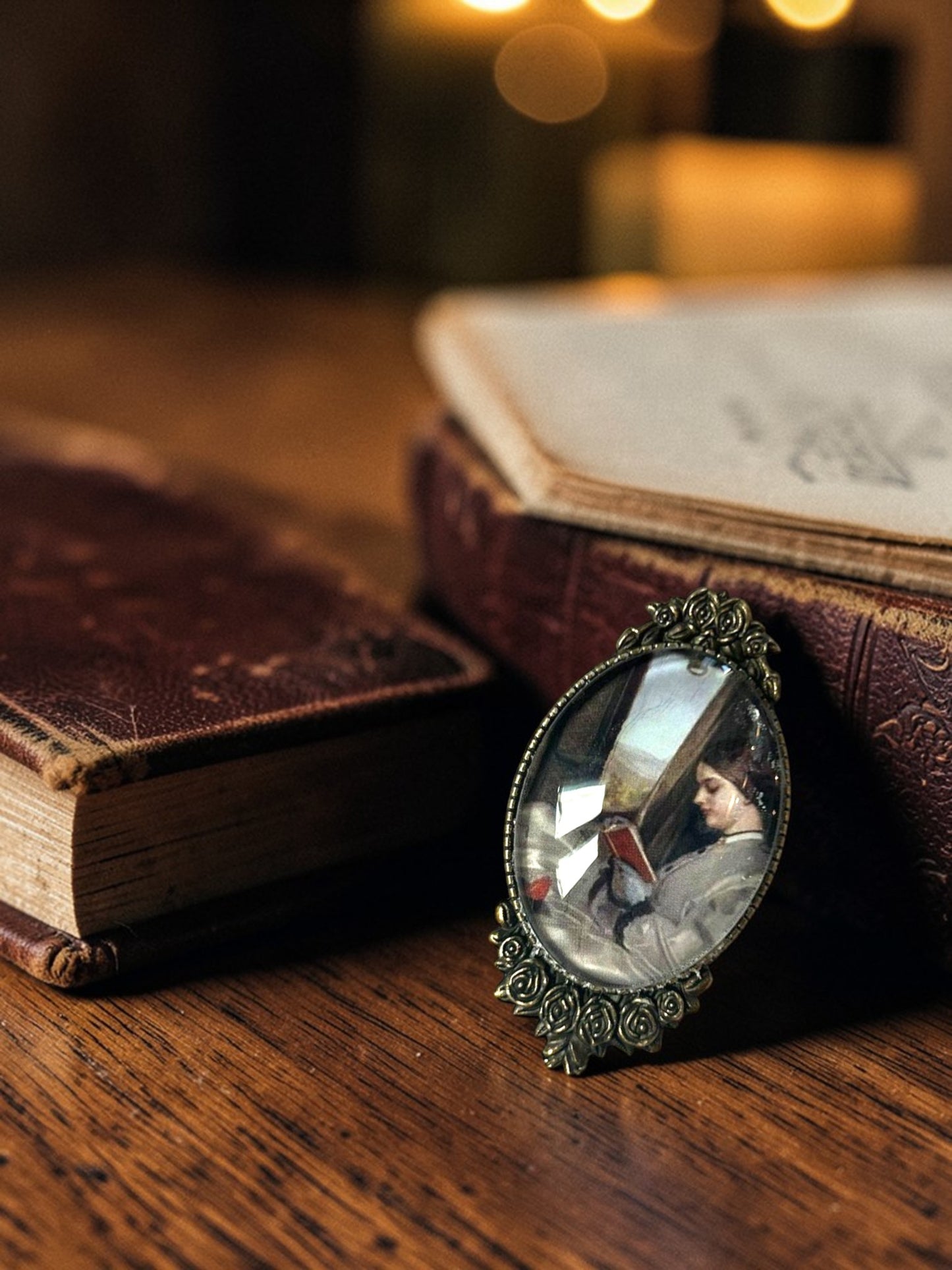 Spilla Lettrice Pendolare - Gioiello per Lettrici | Lady Nostalgia