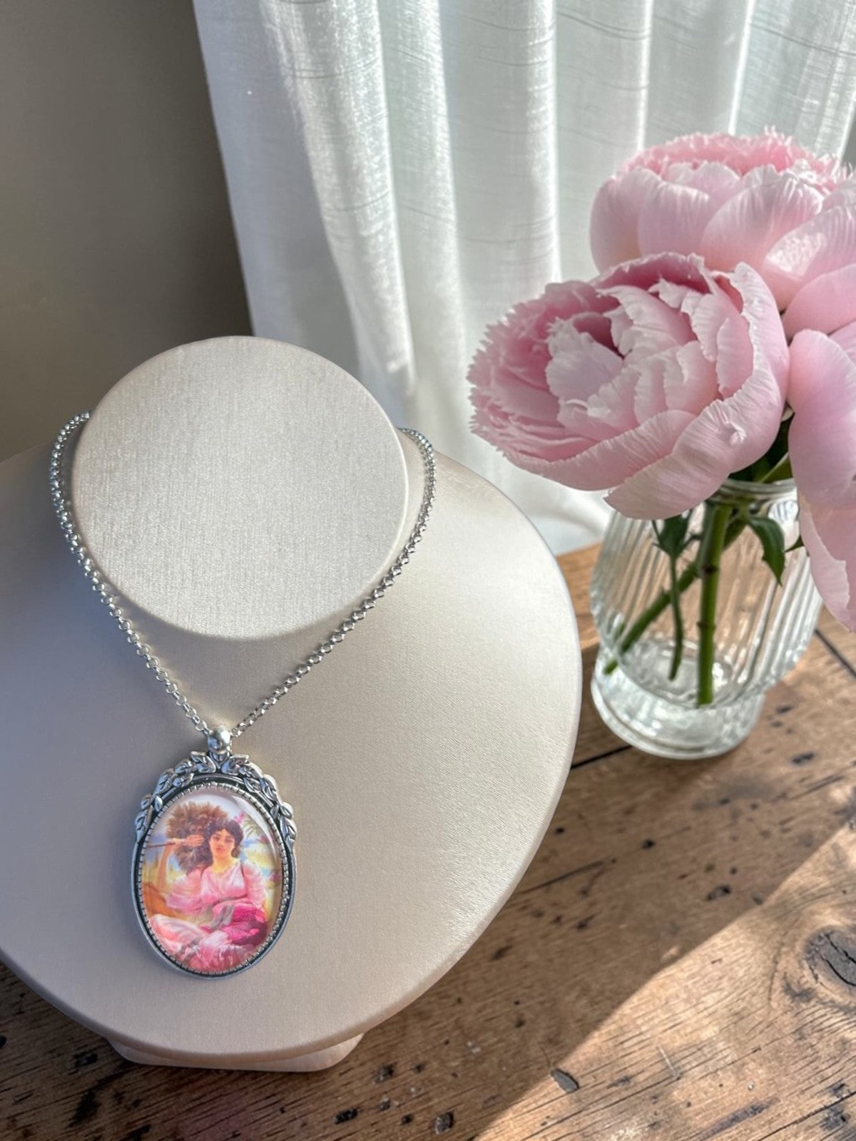 Collana artigianale italiana, ciondolo ovale anticato con Flabellifera di Godward: donna in rosa con il ventaglio