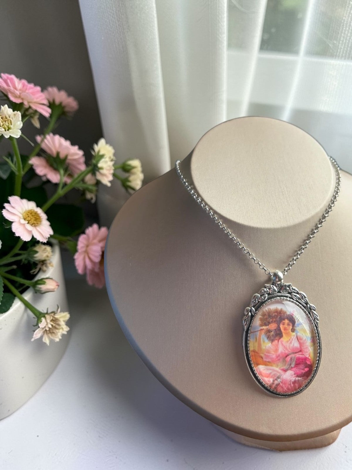 Collana artigianale italiana, ciondolo ovale anticato, la donna in rosa col ventaglio di Godward su terrazza al mare