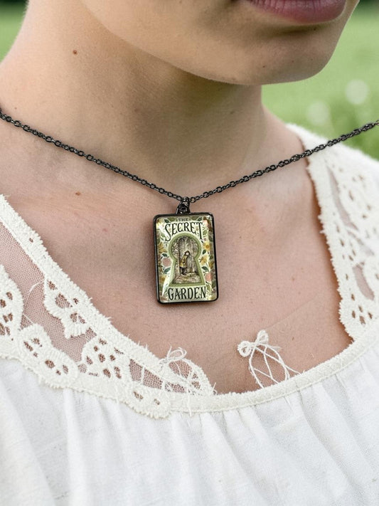 Collana artigianale rettangolare con copertina vintage de «Il giardino segreto» di F. H. Burnett, Italia