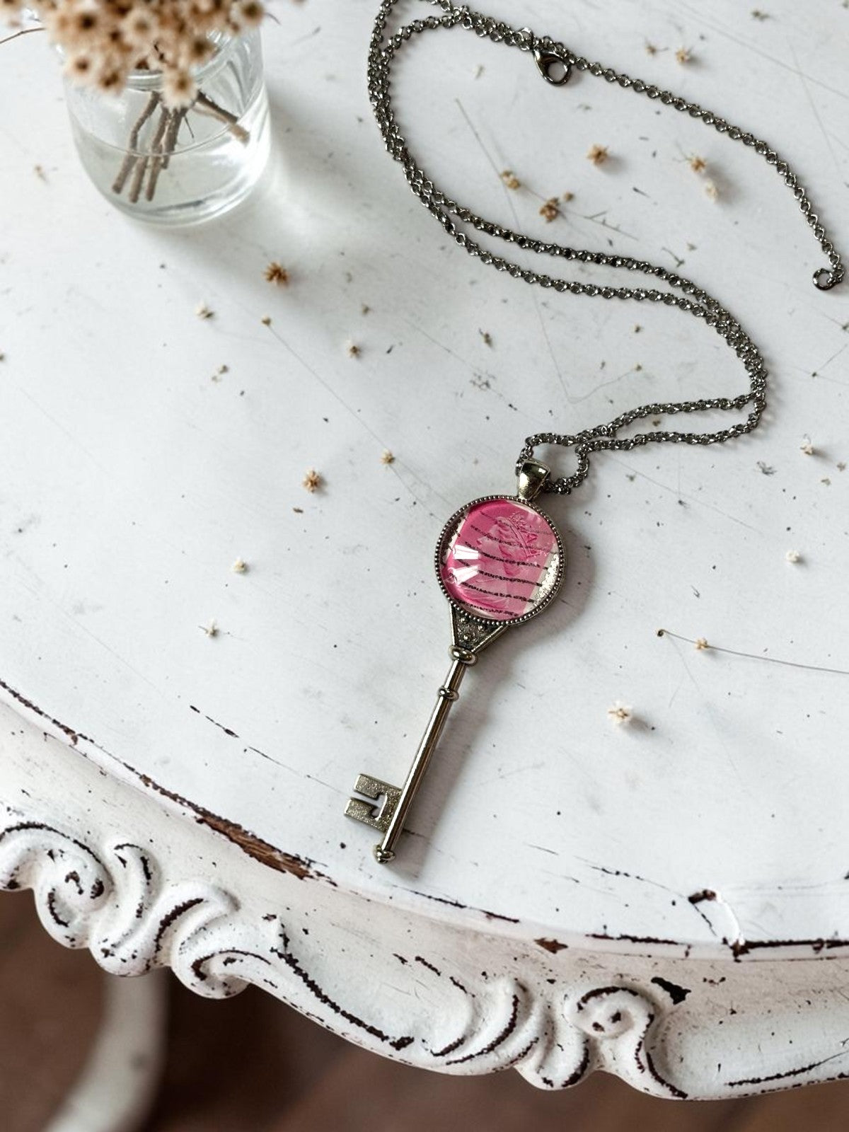Collana a chiave con  francobollo vintage Regina Elisabetta II  rosa