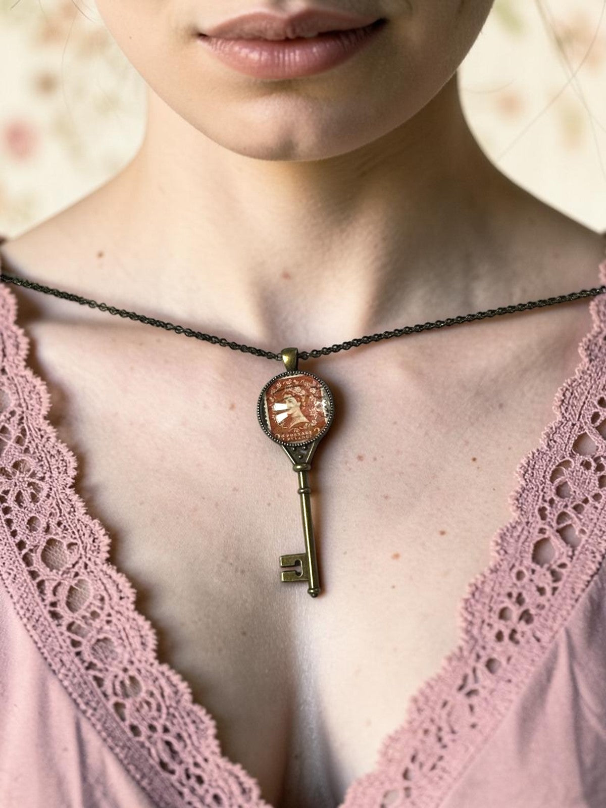 Collana a chiave con  francobollo vintage Regina Elisabetta II  marrone